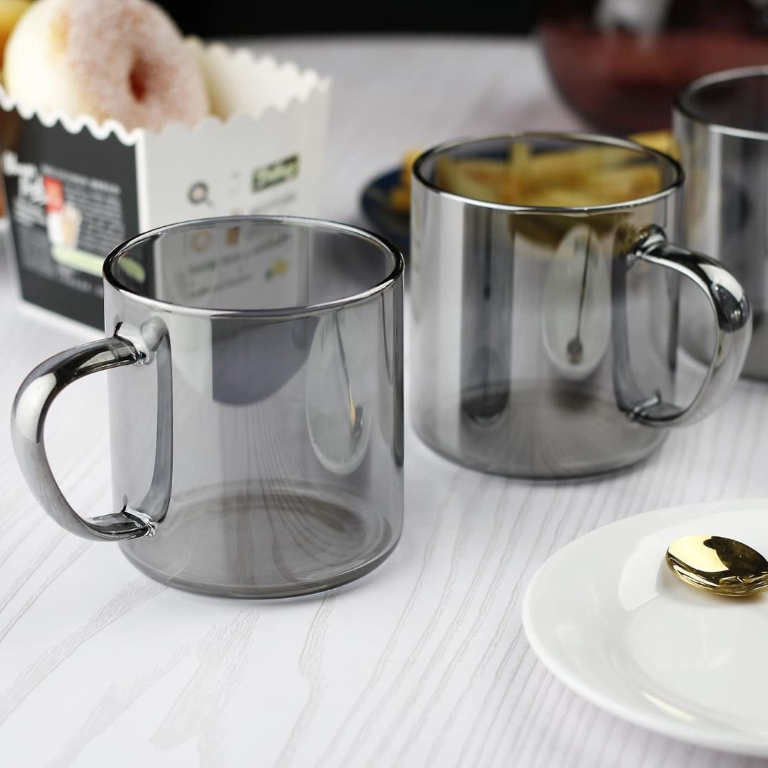 Glassique – Elegant Handgeblazen Theemok met Hittebestendige Greep voor een Stijlvol Drinkmoment
