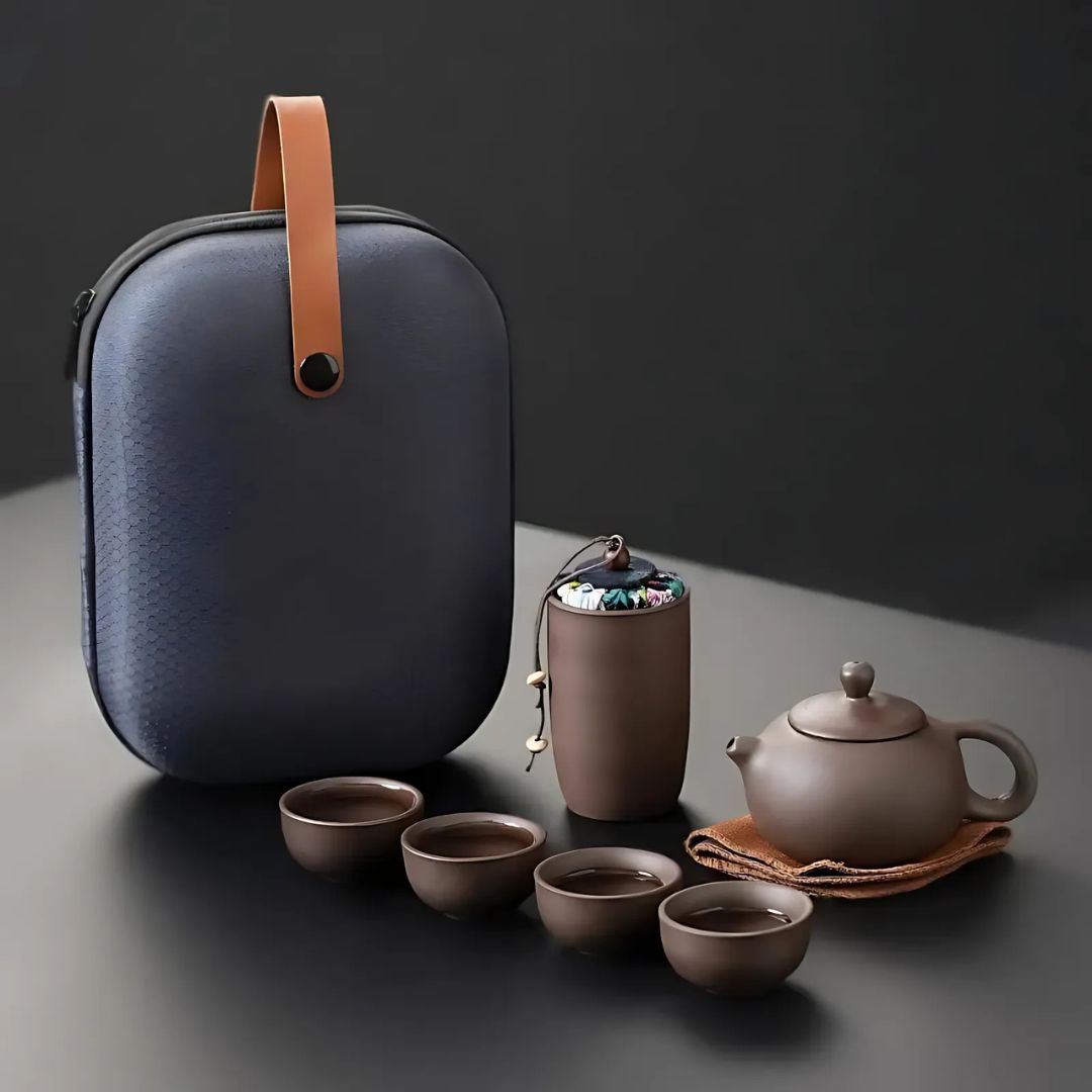 ClayVoyage – Verfijnd & Functioneel Theeservies voor Onderweg