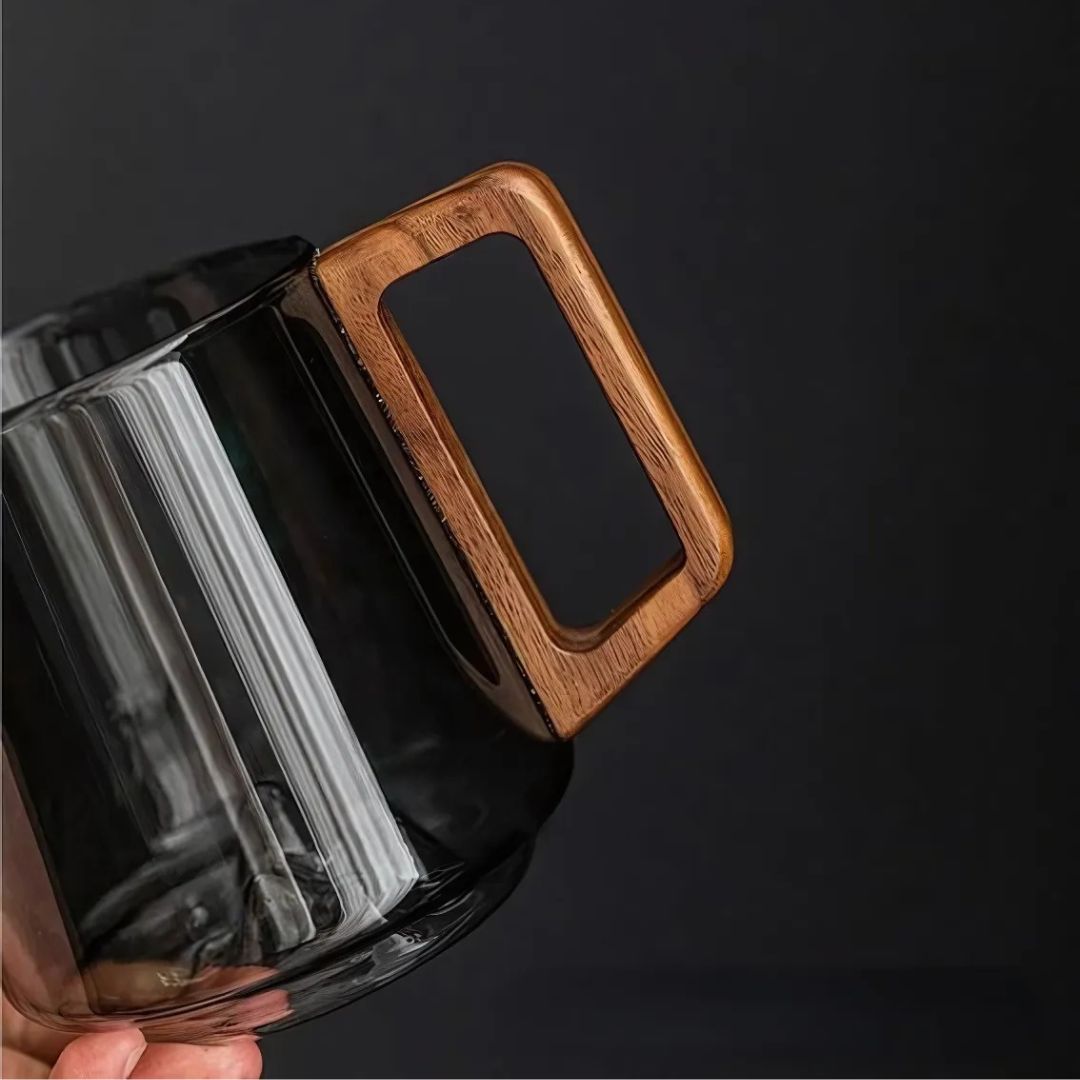 SierraGlow – Elegant Glazen Drinkbeker met Houten Handgreep voor een Verfijnde Beleving