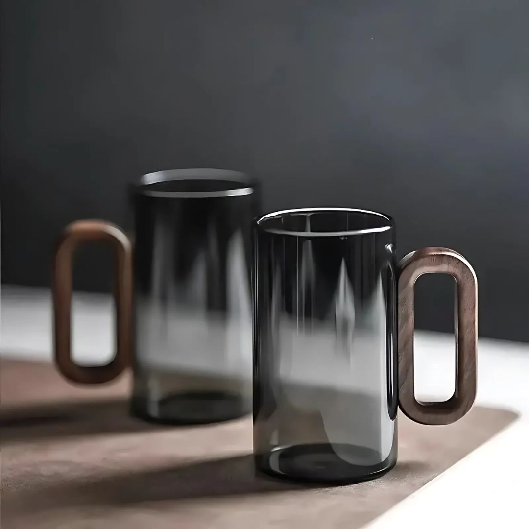 NordLoom – Ambachtelijke Luxe Mok van Glas & Walnoothout voor een Tijdloos Interieurmoment