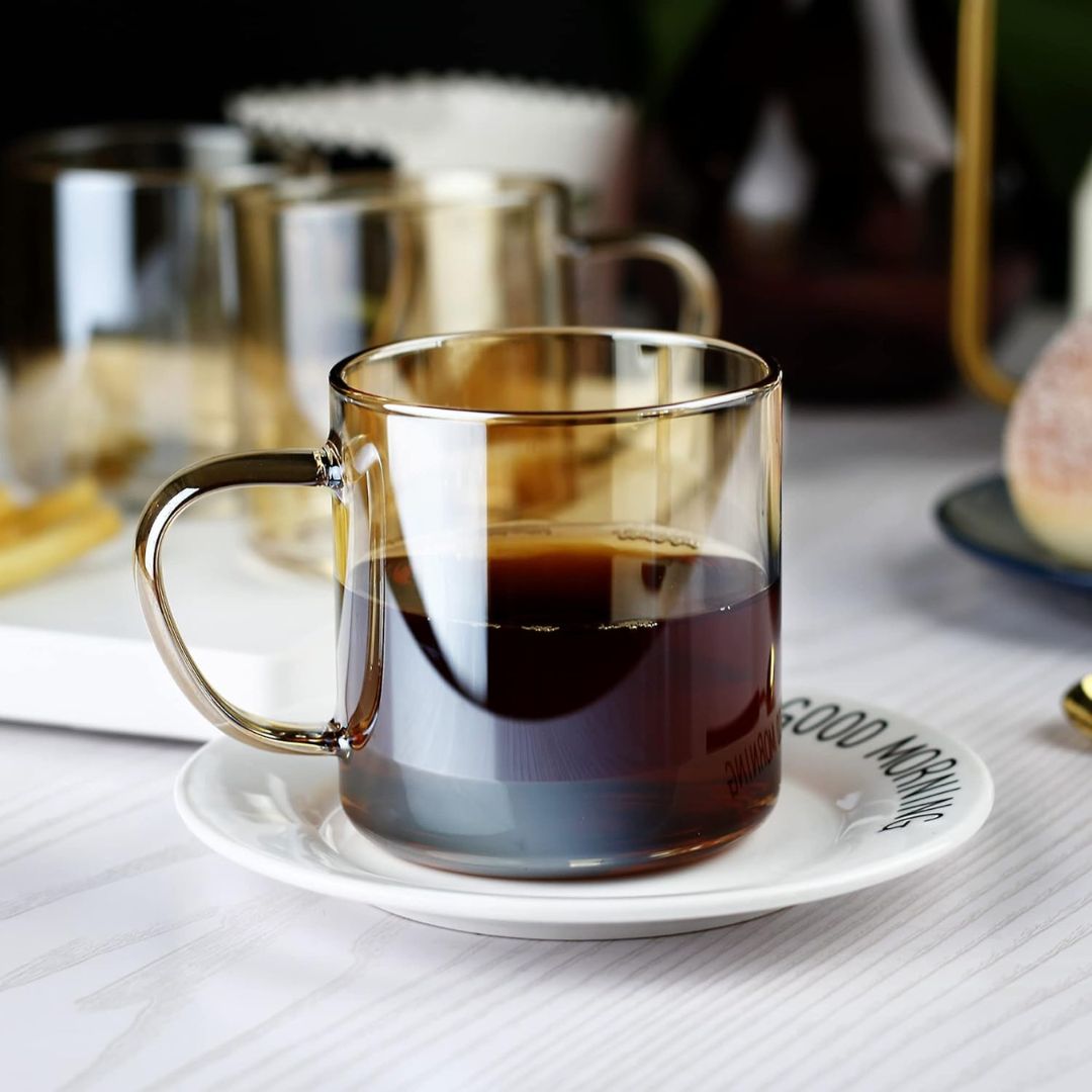 Glassique – Elegant Handgeblazen Theemok met Hittebestendige Greep voor een Stijlvol Drinkmoment