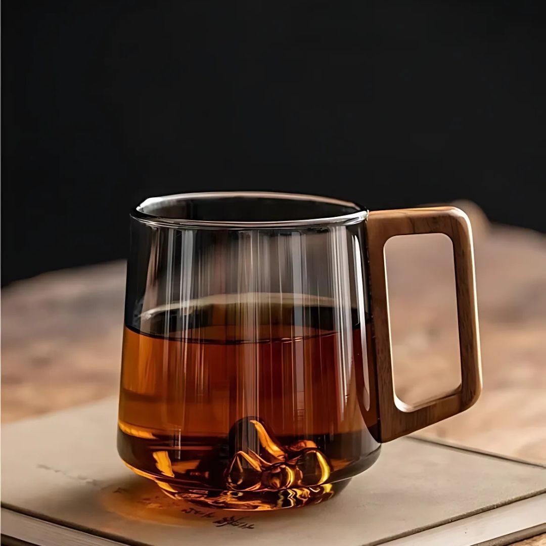 SierraGlow – Elegant Glazen Drinkbeker met Houten Handgreep voor een Verfijnde Beleving