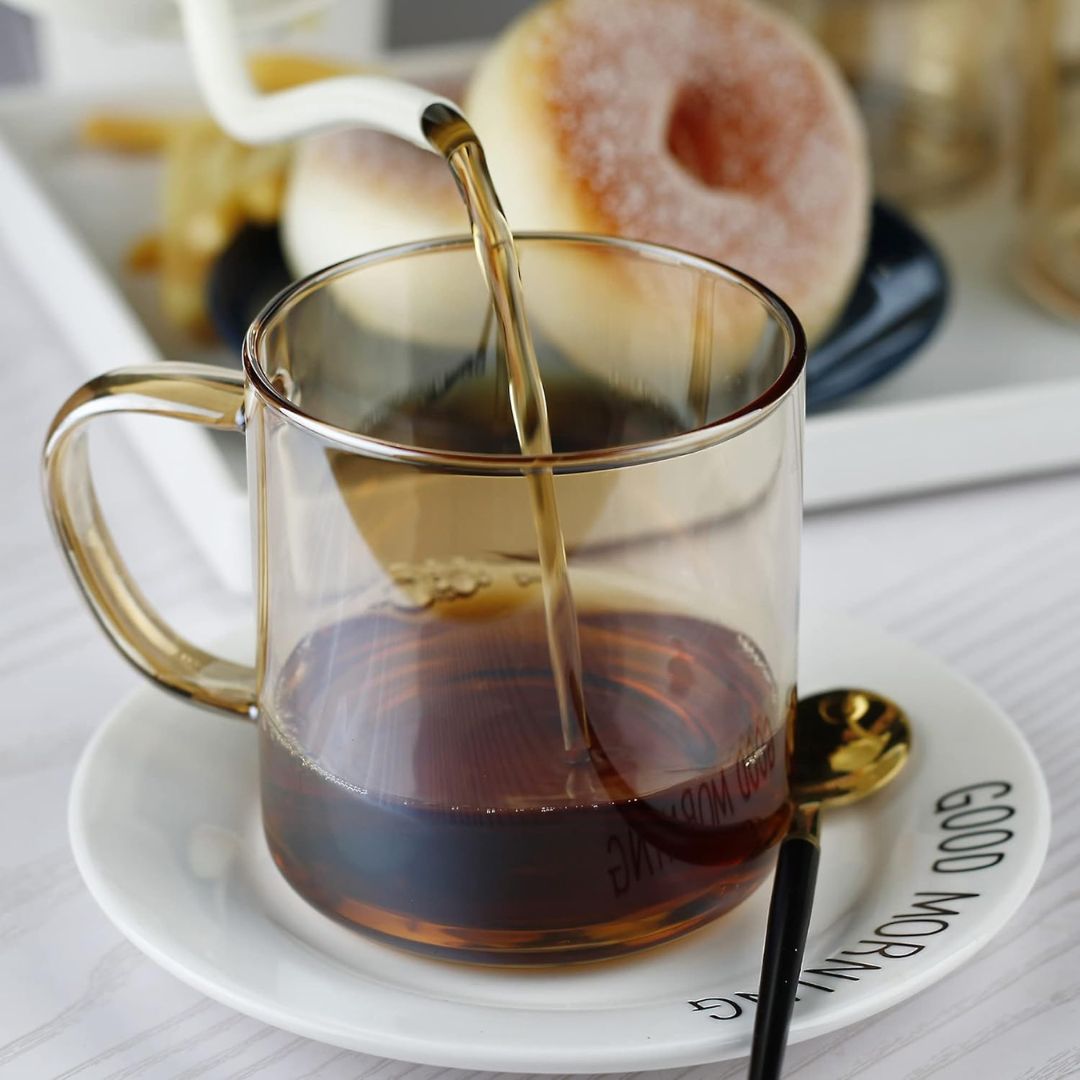 Glassique – Elegant Handgeblazen Theemok met Hittebestendige Greep voor een Stijlvol Drinkmoment