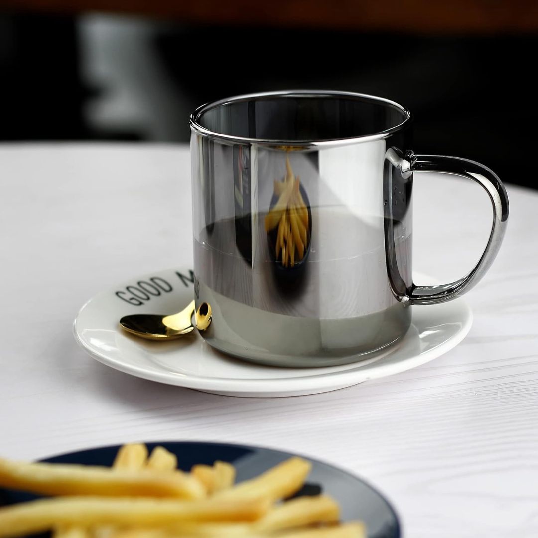 Glassique – Elegant Handgeblazen Theemok met Hittebestendige Greep voor een Stijlvol Drinkmoment