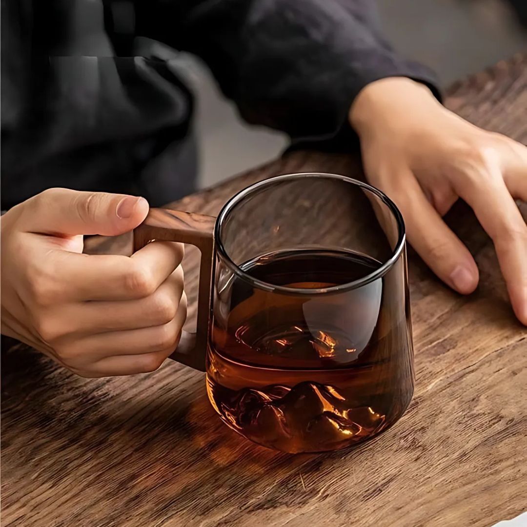 SierraGlow – Elegant Glazen Drinkbeker met Houten Handgreep voor een Verfijnde Beleving