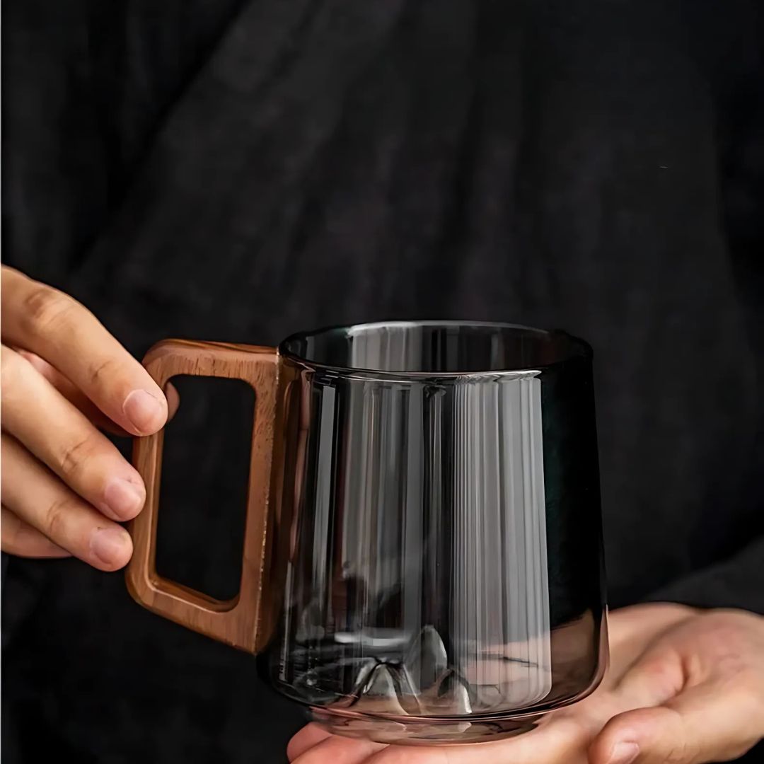 SierraGlow – Elegant Glazen Drinkbeker met Houten Handgreep voor een Verfijnde Beleving