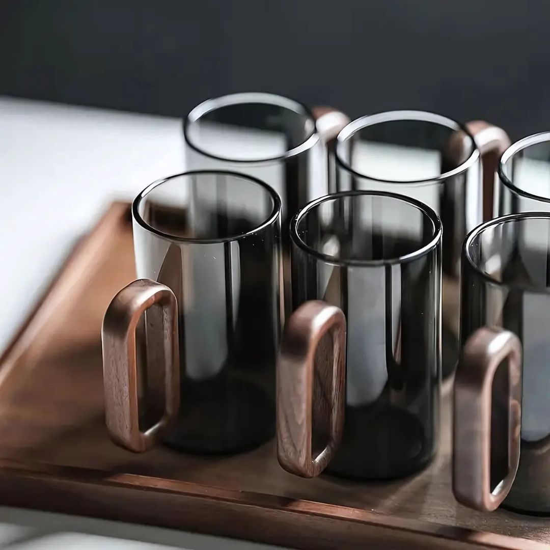 NordLoom – Ambachtelijke Luxe Mok van Glas & Walnoothout voor een Tijdloos Interieurmoment
