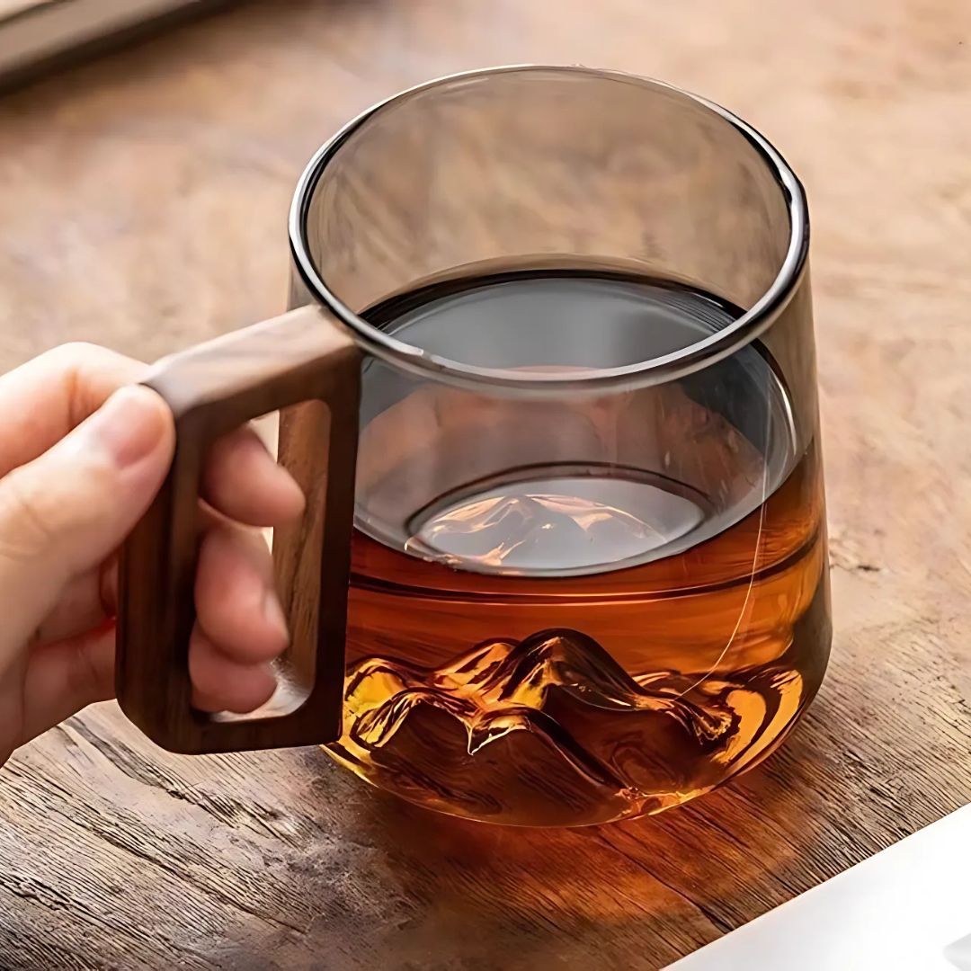 SierraGlow – Elegant Glazen Drinkbeker met Houten Handgreep voor een Verfijnde Beleving